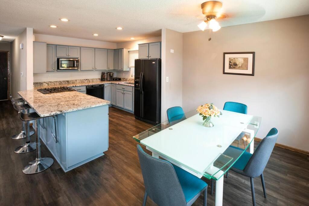 Suitetrails - Home in suburban neighborhood with POOL\HOT TUB