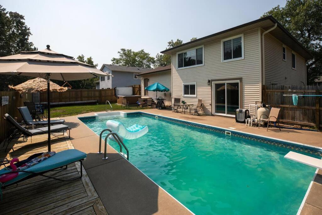 Suitetrails - Home in suburban neighborhood with POOL\HOT TUB