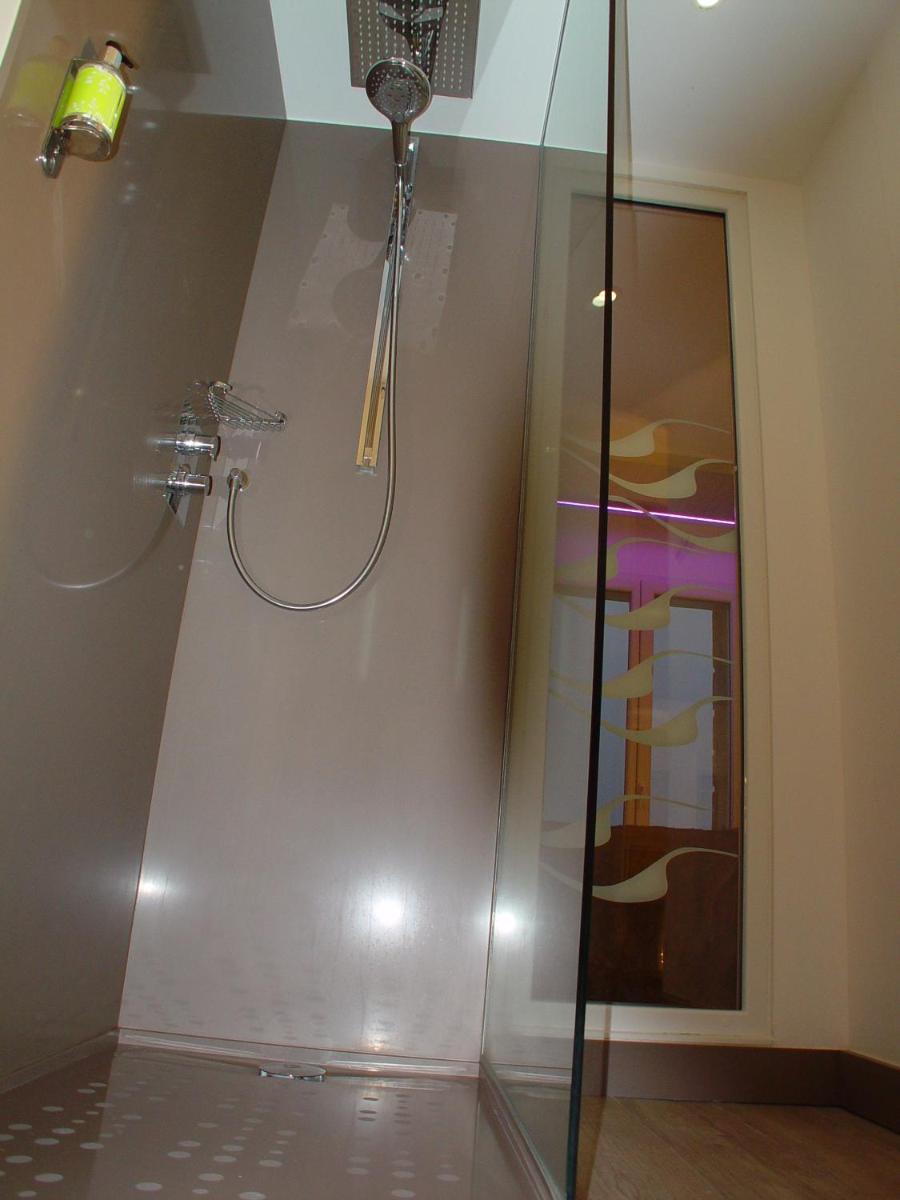 Salle de bains dans l'établissement Hotel et Résidence Le Clos Cerdan