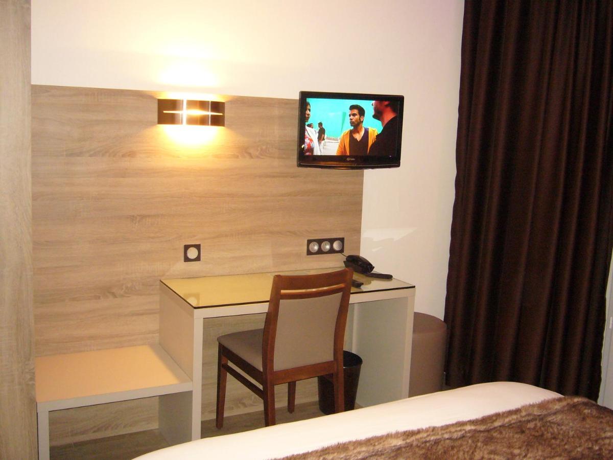 Télévision ou salle de divertissement dans l'établissement Hotel et Résidence Le Clos Cerdan
