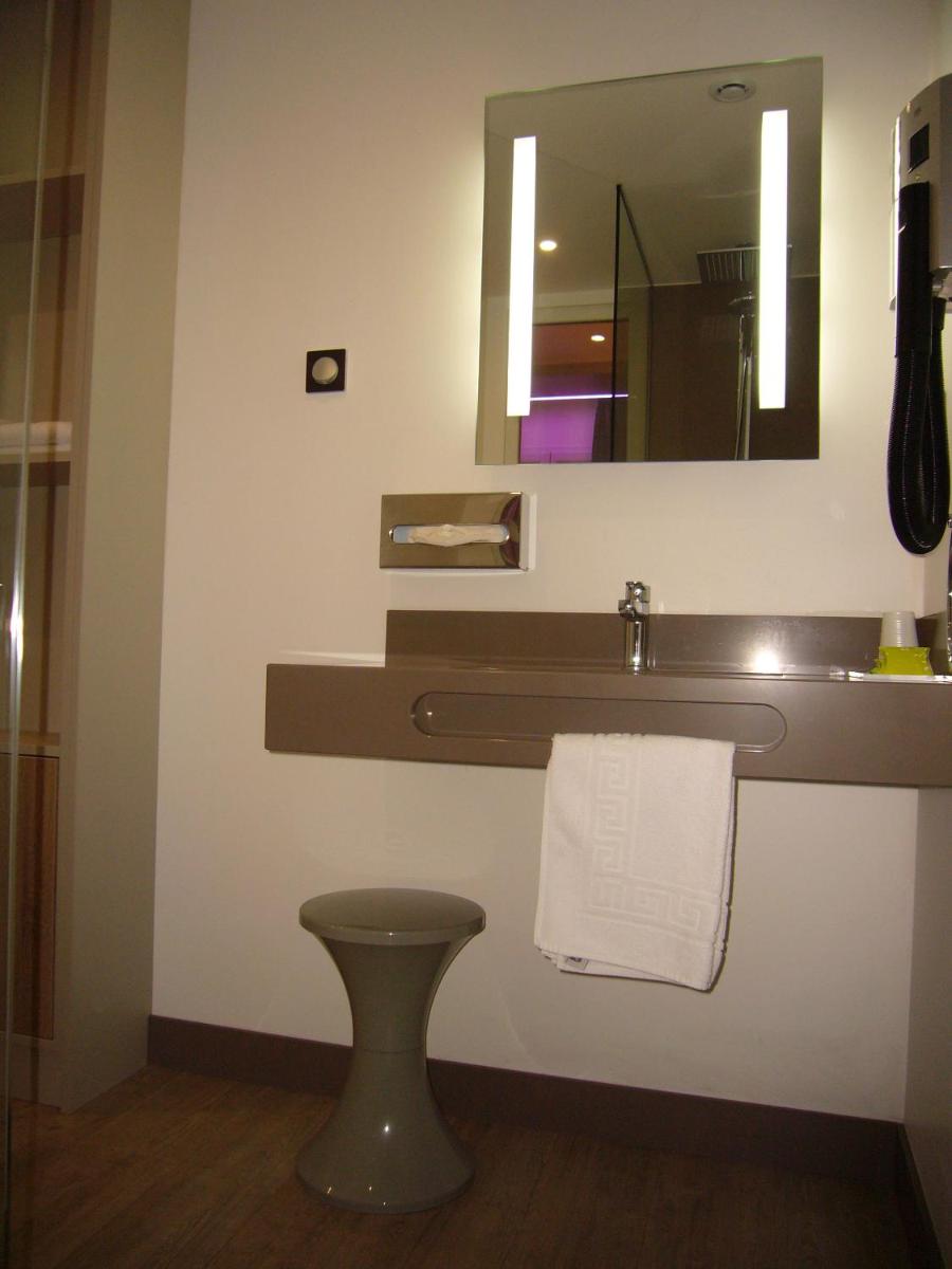 Salle de bains dans l'établissement Hotel et Résidence Le Clos Cerdan