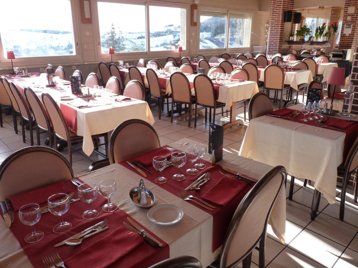 Restaurant ou autre lieu de restauration dans l'établissement Hotel et Résidence Le Clos Cerdan