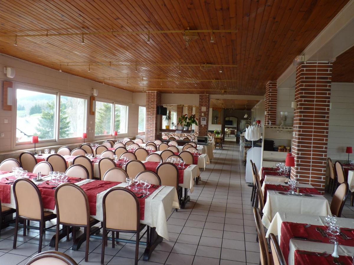 une salle à manger avec des tables et des chaises dans l'établissement Hotel et Résidence Le Clos Cerdan, à Mont-Louis