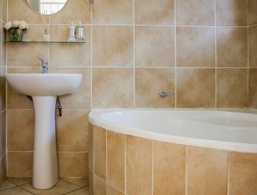 Suitetrails - Beautiful 2 bedroom Apartment near Monte Casino