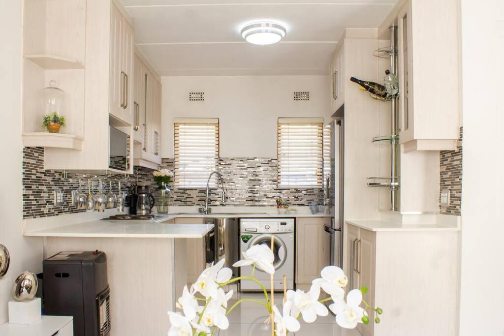 Suitetrails - Beautiful 2 bedroom Apartment near Monte Casino