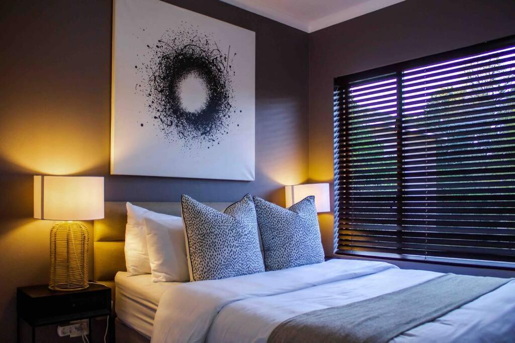 Suitetrails - Beautiful 2 bedroom Apartment near Monte Casino