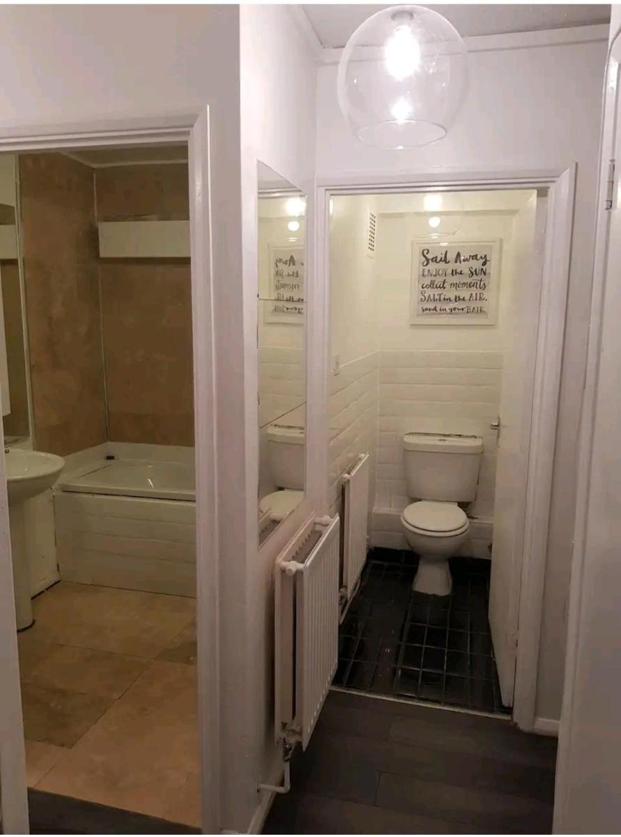 LA1 Hotel Themed Room 65 inch TV Free parking own fridge with park view - Housity
