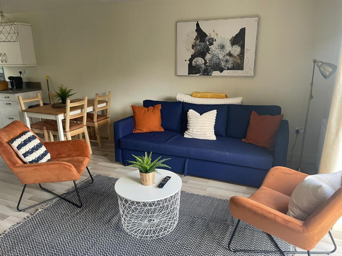 Stunning 3 bedroom home with free parking, free wifi and Netflix, Company workers welcome short term and long term - Housity