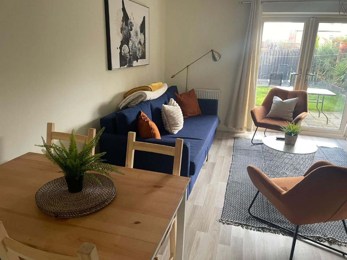 Stunning 3 bedroom home with free parking, free wifi and Netflix, Company workers welcome short term and long term - Housity