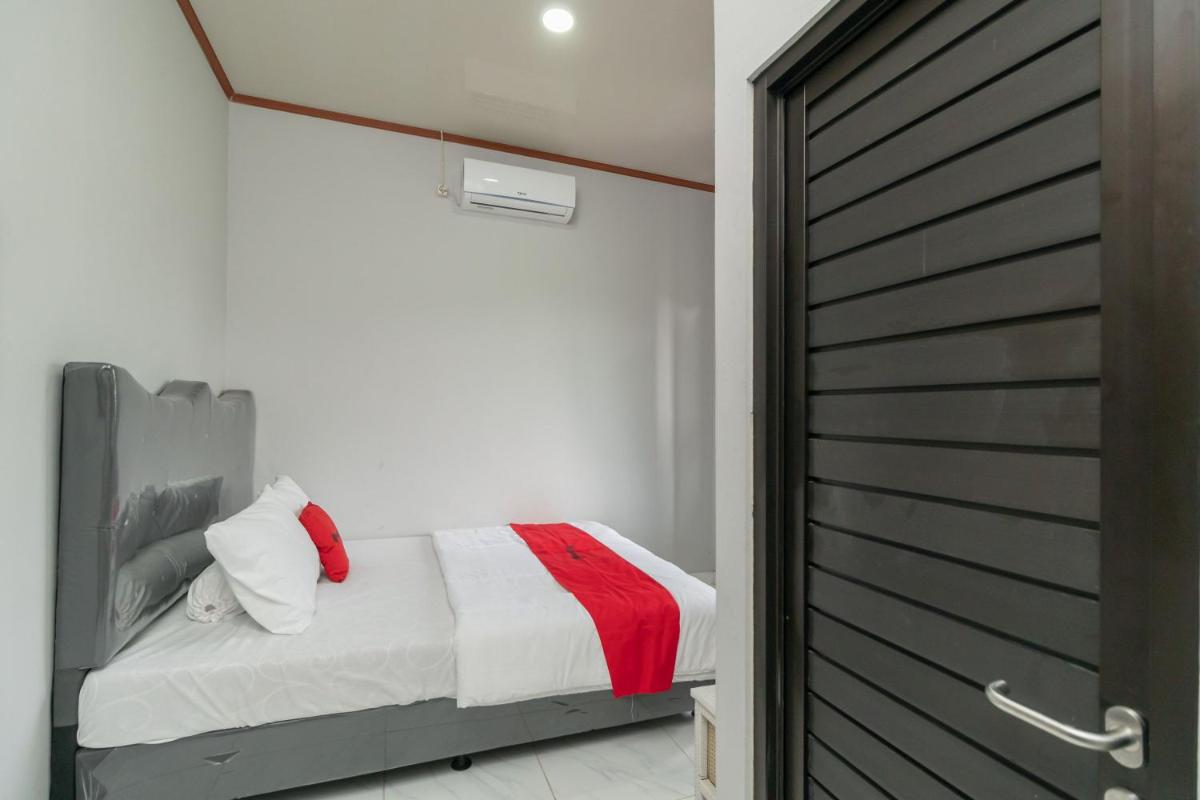RedDoorz Plus near Jungeland Sentul - Housity