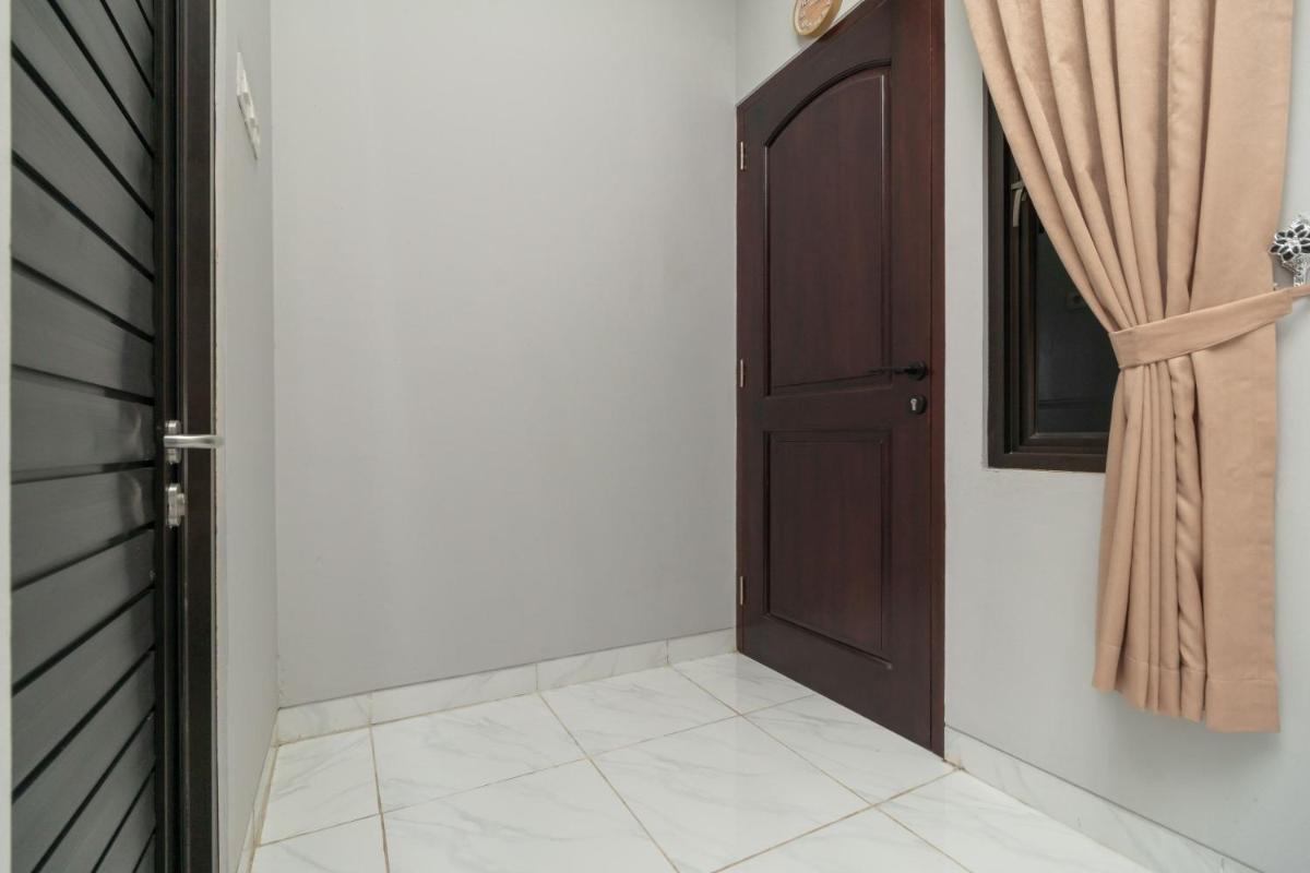 RedDoorz Plus near Jungeland Sentul - Housity