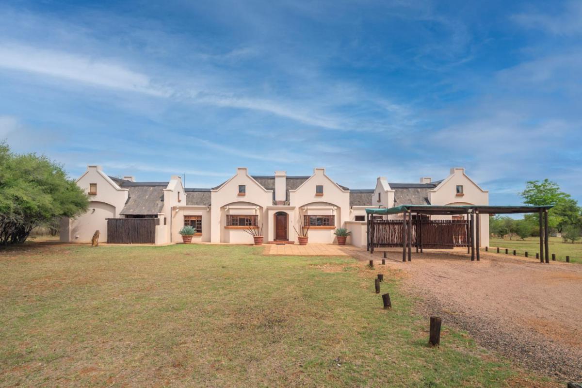 Luxurious 4 Bedroom Villa with 2 Bedroom cottage 1 - Housity