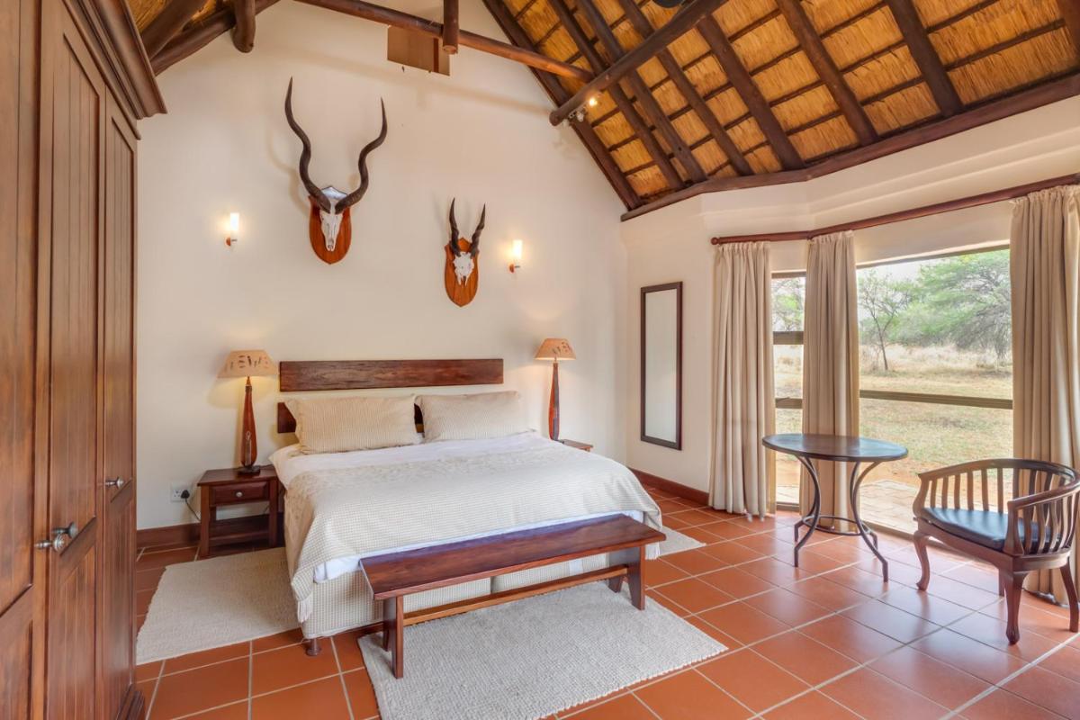 Luxurious 4 Bedroom Villa with 2 Bedroom cottage 1 - Housity