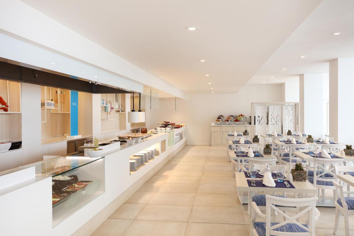 Una cocina o zona de cocina en Iberostar Waves Bahía de Palma - Adults Only