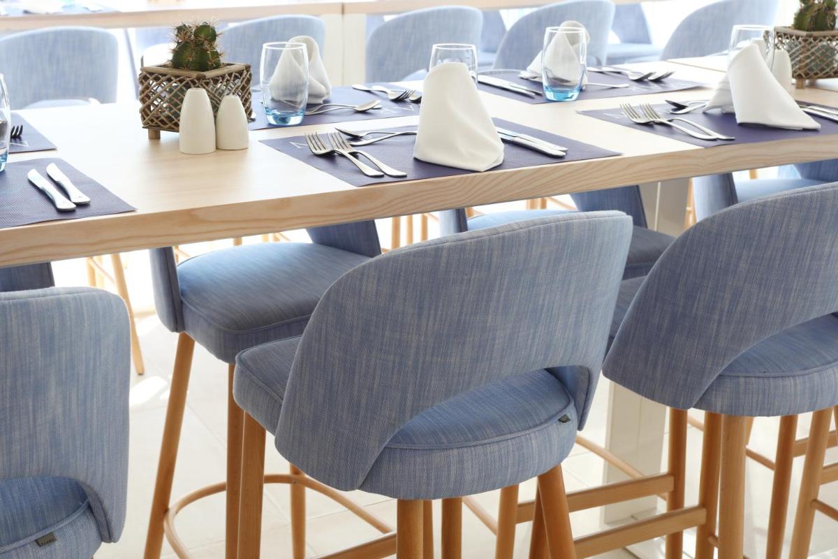 Un restaurante o sitio para comer en Iberostar Waves Bahía de Palma - Adults Only