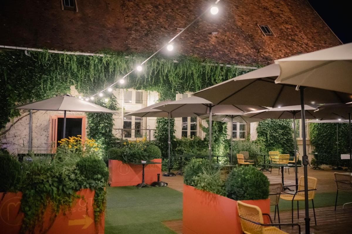 Jardin de l'établissement Logis Hostellerie des Clos et restaurant Bistrot des grands crus