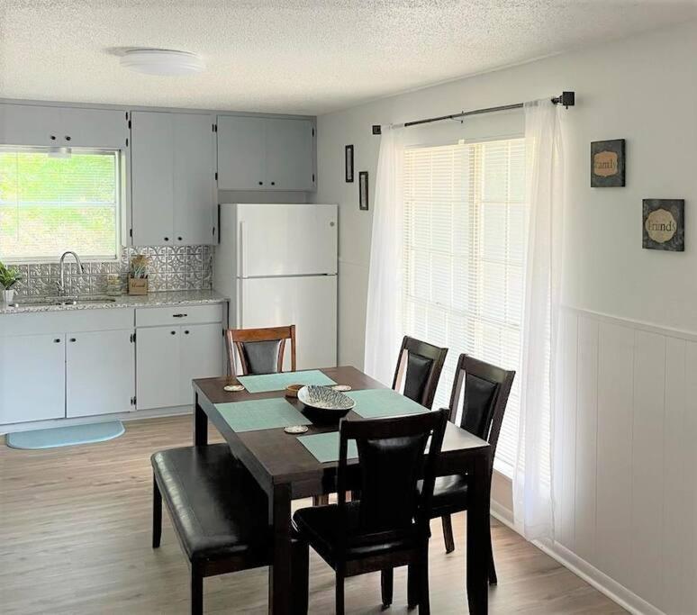 Welcome to The Country Lake - Housity