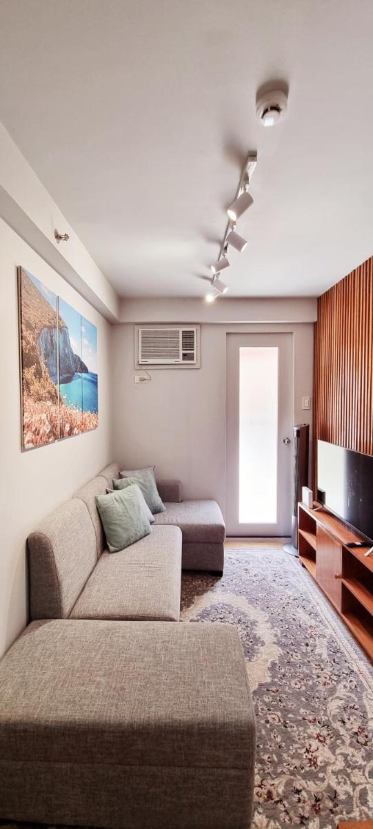 Mikaela's Crib- 1 Bedroom flat @ Arezzo Place Condominium - Housity