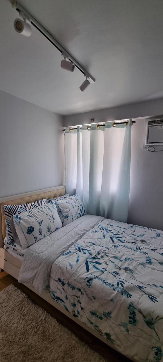 Mikaela's Crib- 1 Bedroom flat @ Arezzo Place Condominium - Housity