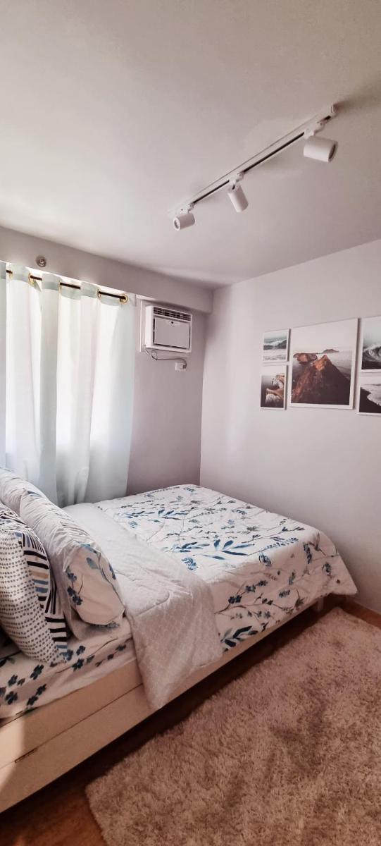 Mikaela's Crib- 1 Bedroom flat @ Arezzo Place Condominium - Housity