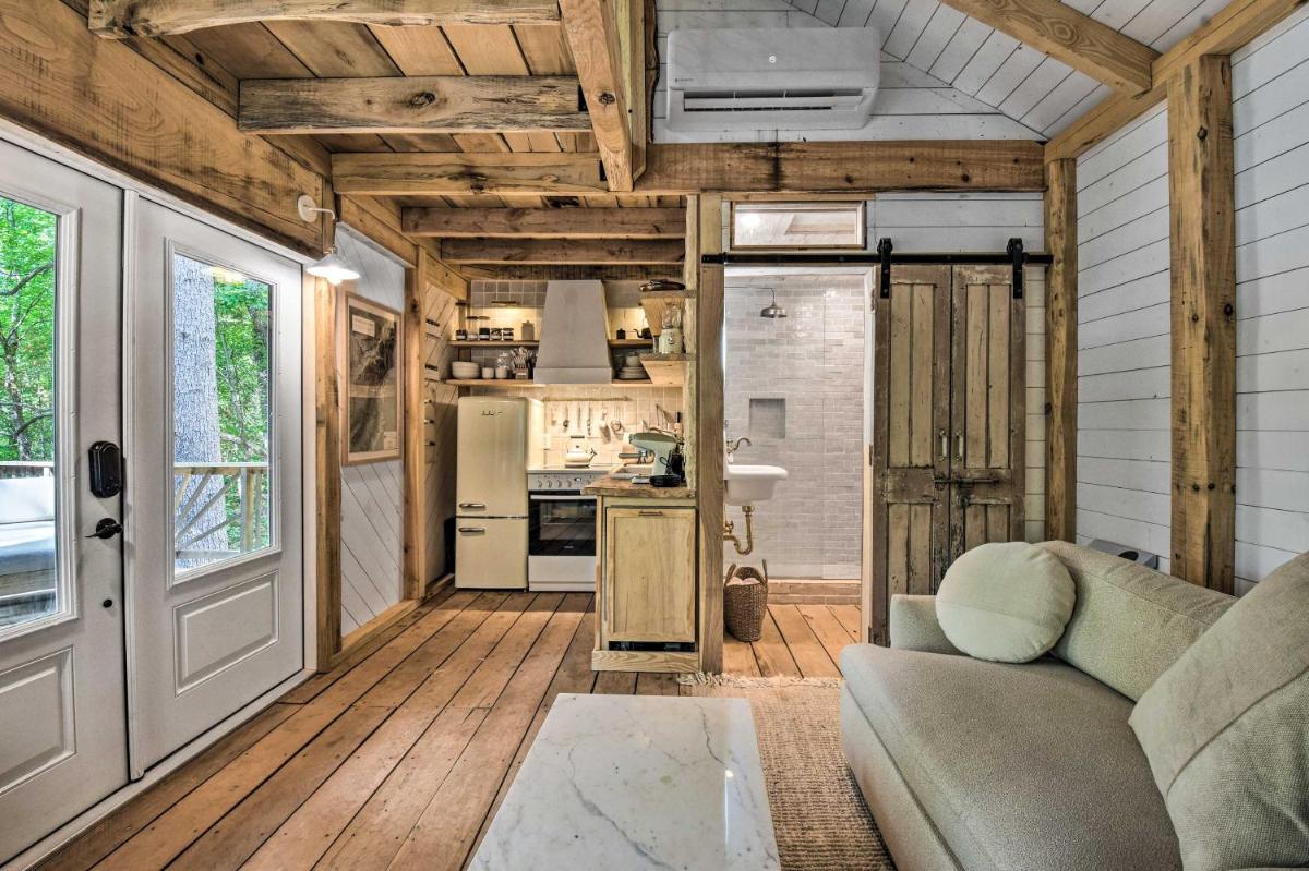 Luxe Mountain Treehouse Spacious Deck and View - Housity