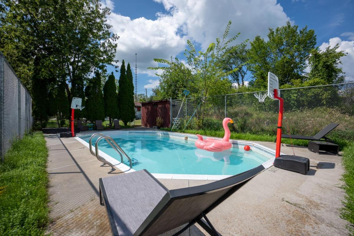 Private Countryside Resort w/ 3 Homes - Sleeps 30 - Housity
