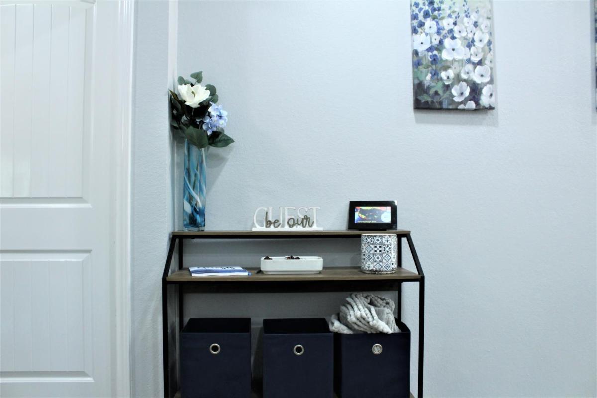 Austin Abode - 4 Bedrooms - Pool - Sleeps 11 - Housity