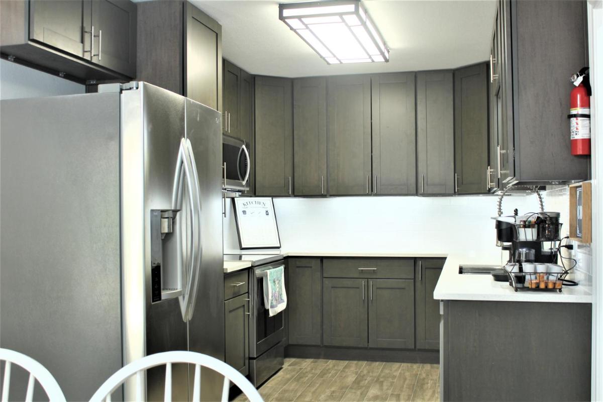 Austin Abode - 4 Bedrooms - Pool - Sleeps 11 - Housity