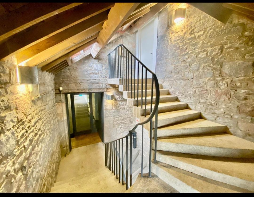 Sea views stylish penthouse in Royal William Yard. - Housity