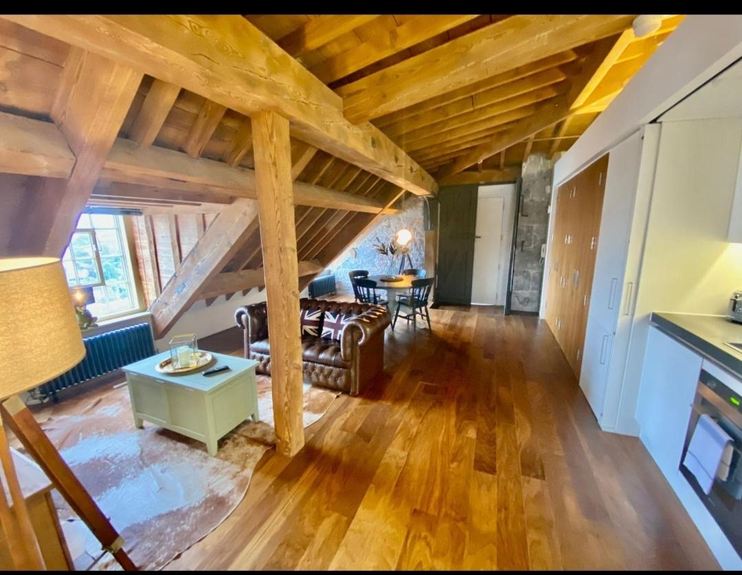 Sea views stylish penthouse in Royal William Yard. - Housity