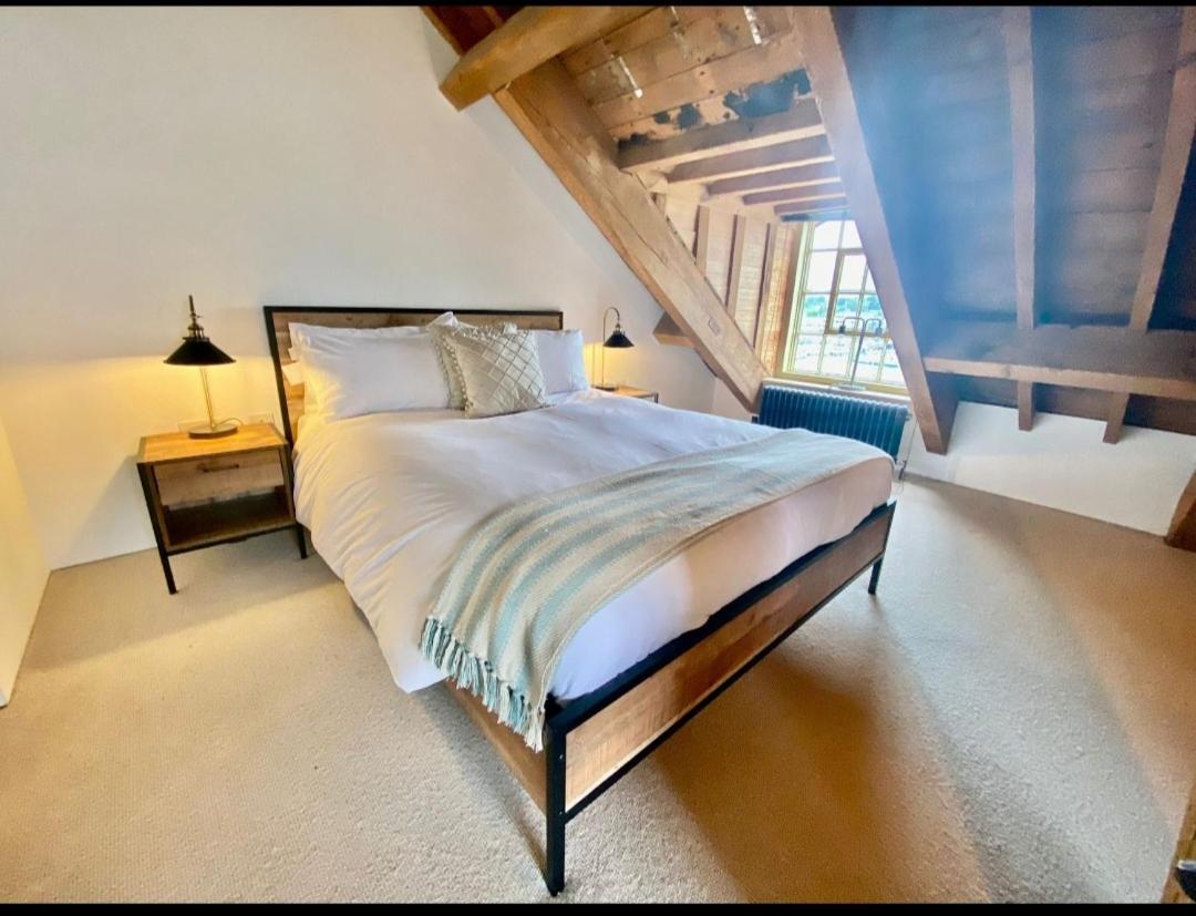 Sea views stylish penthouse in Royal William Yard. - Housity