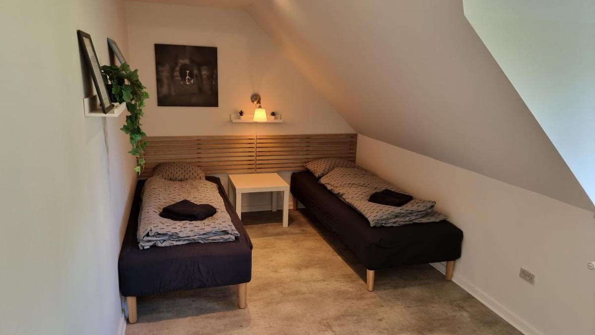 Værelse, spiseområde, tv-stue og eget bad på landet - Housity