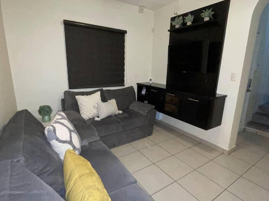 Casa Eliseos, a 5 minutos de la linea fronteriza - Housity
