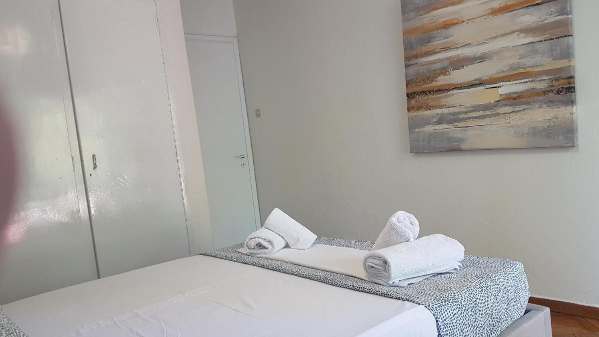 Suitetrails - Mango Apartment - Athens Center, 3 BD, 1 BATH