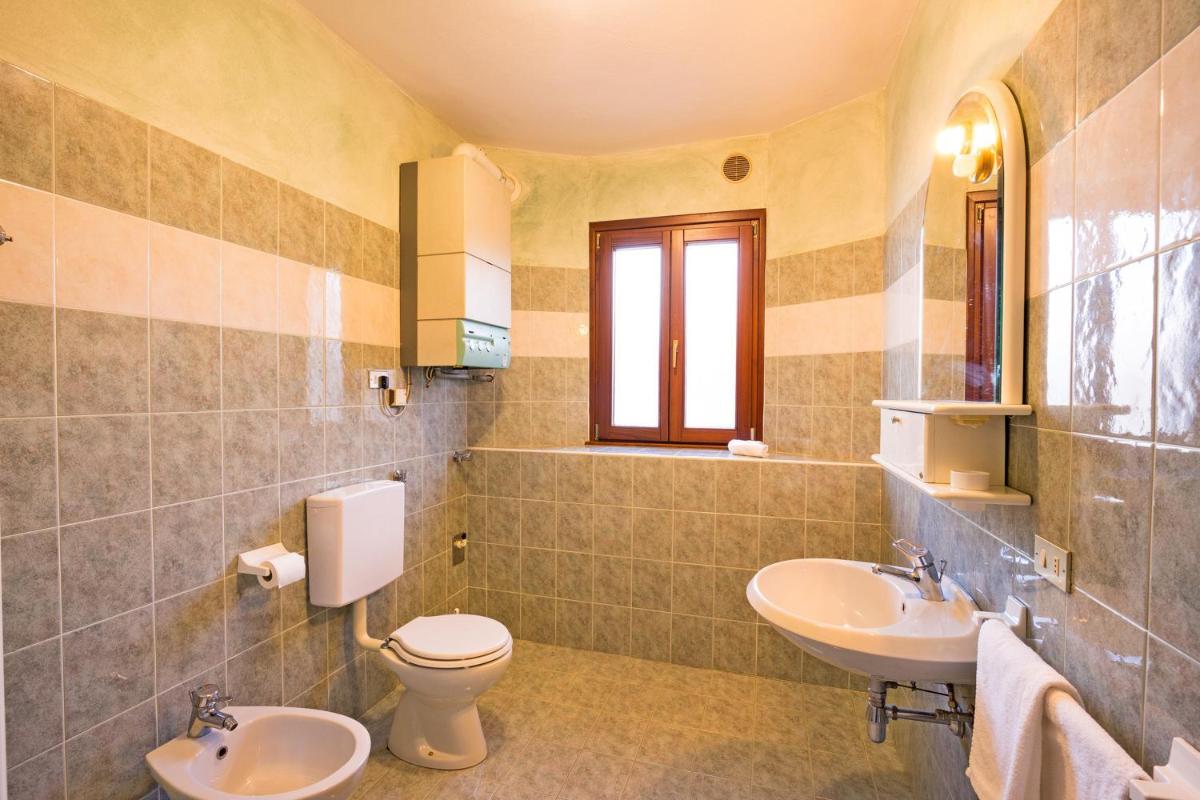 Riva di Pianello Balkon-Ferienwohnung am See (EG) - Housity