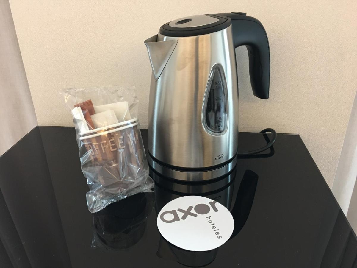 una cafetera en una mesa negra con una taza en Axor Feria, en Madrid