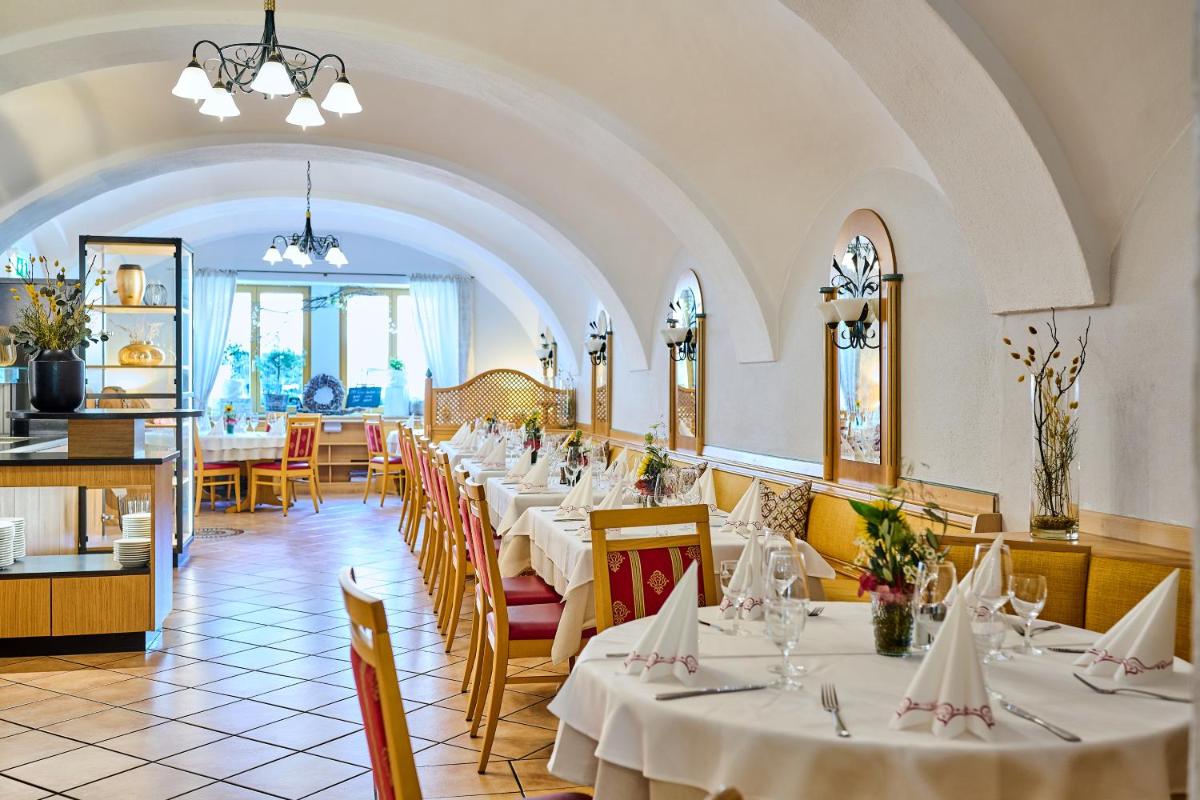 Hotel Restaurant Zum Goldenen Anker mit Hallenbad & Wellnessbereich - Housity