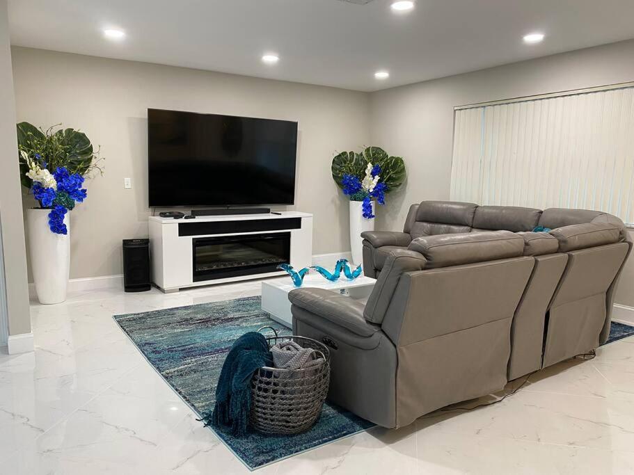 Waterfront Fort Lauderdale House with Heated-pool - Housity