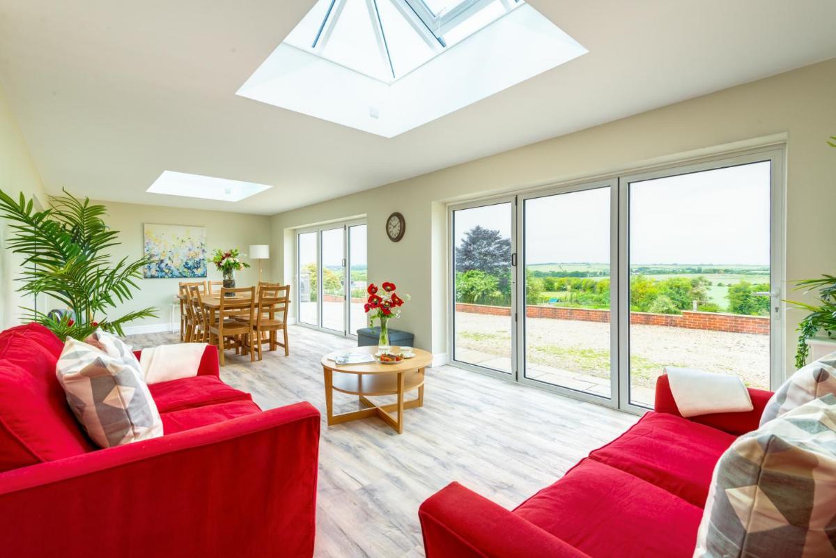 Croft House Sleeps 14 ꕤ Country Views nr Salisbury - Housity
