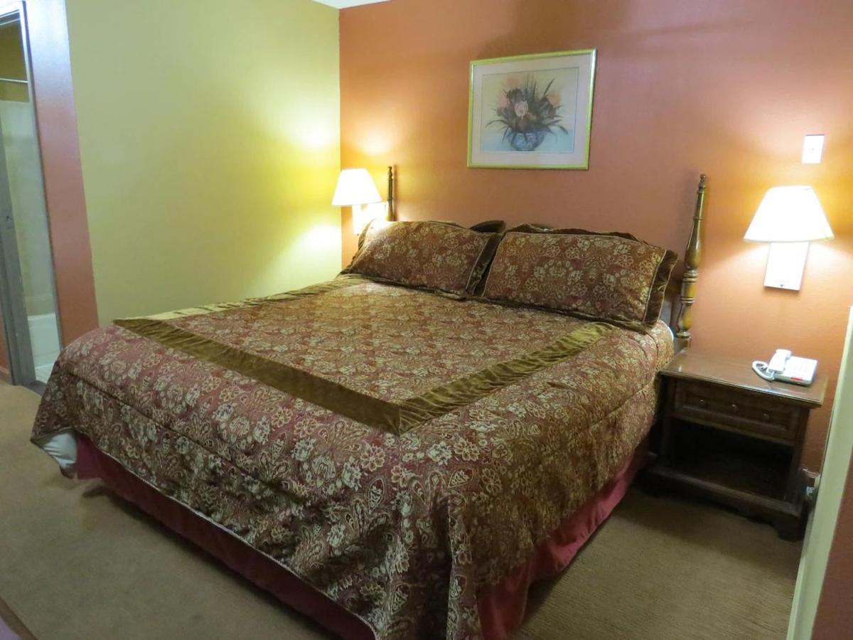FIRST WESTERN INN - Housity