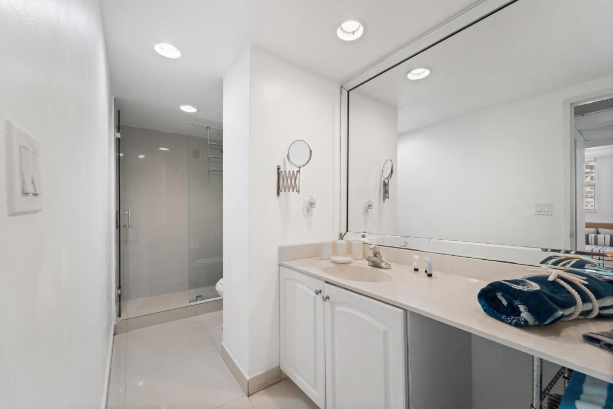 Luxury Beachfront Condo Private Beach Access, Pool & Game Room!!! - Housity