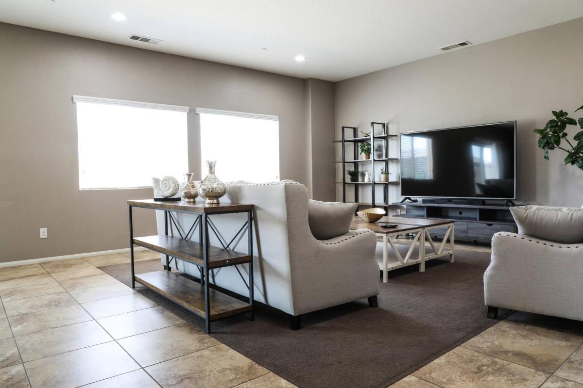 Cheerful 4 Bedroom Entire House Lots Of Open Space - Housity