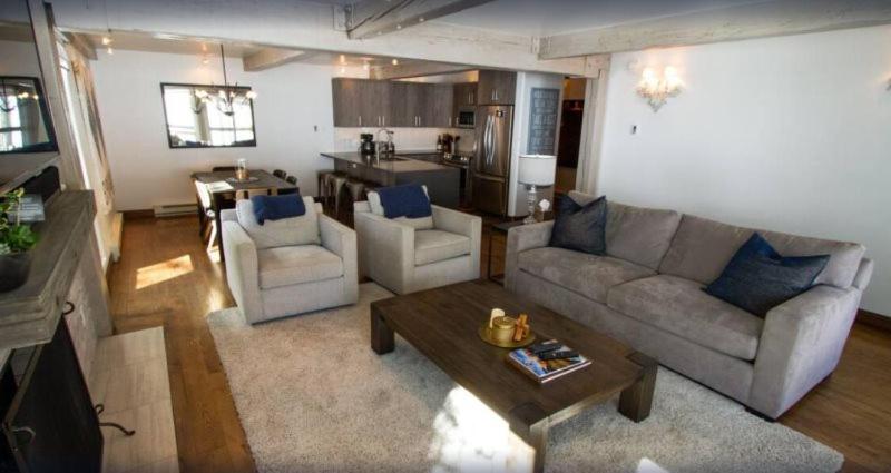 Contemporary 3 Bedroom Ski In, Ski Out Condo with Pool and Hot Tub in Snowmass Village - Housity