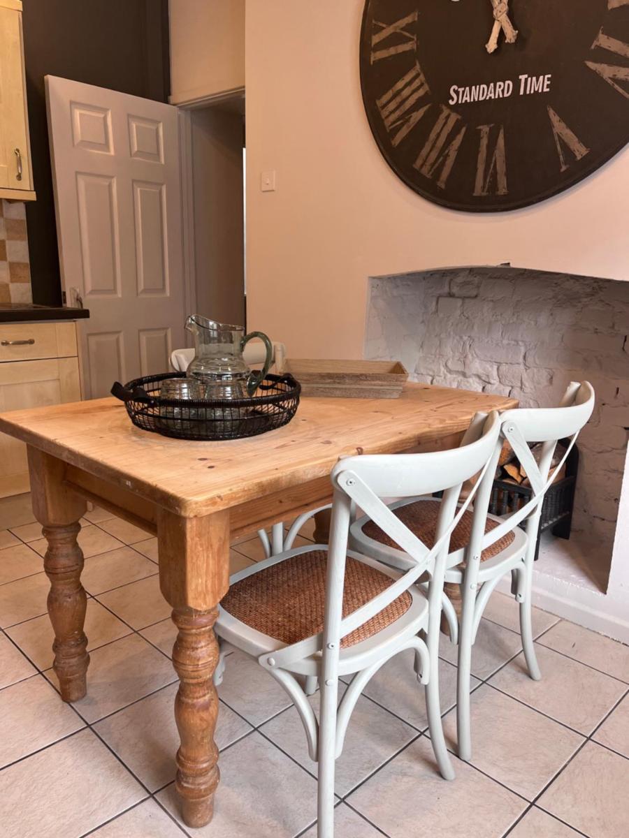 CWTCH COTTAGE Llantrisant 2 bed home - sleeps 4 - Housity