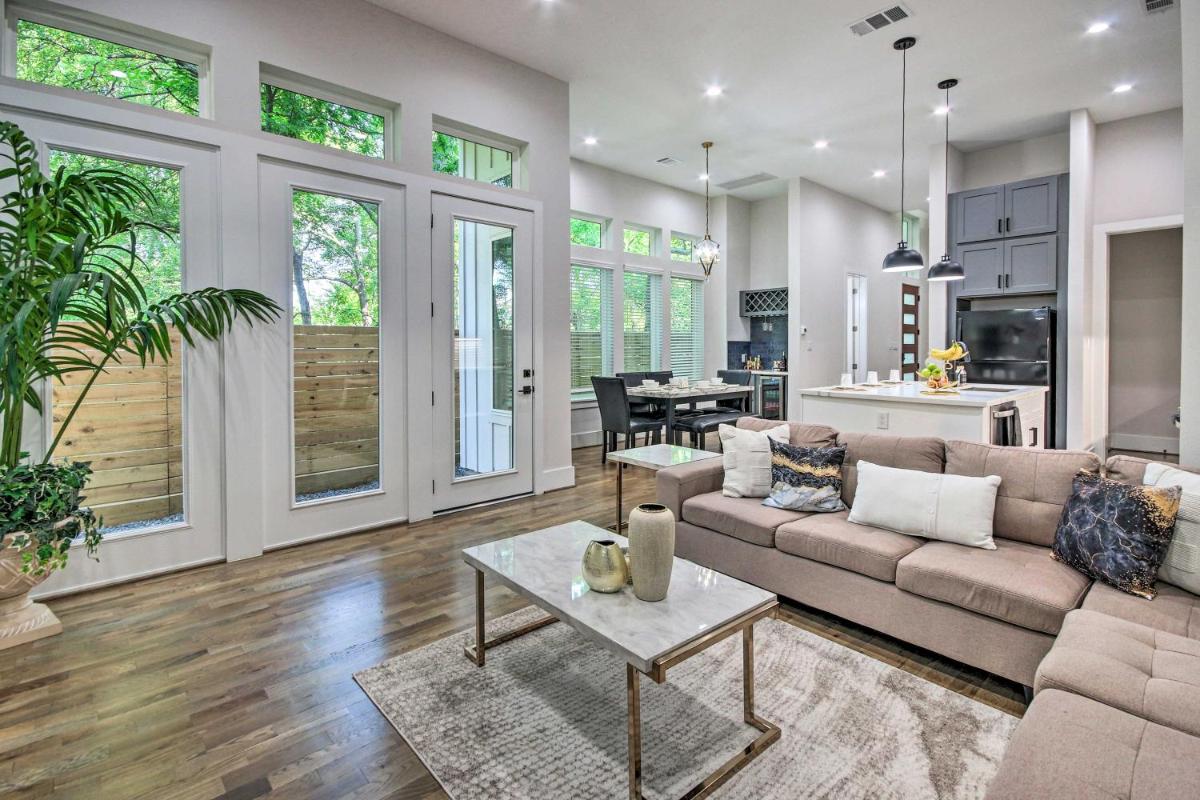 Modern Home with Yard 2 Mi to Downtown Houston! - Housity