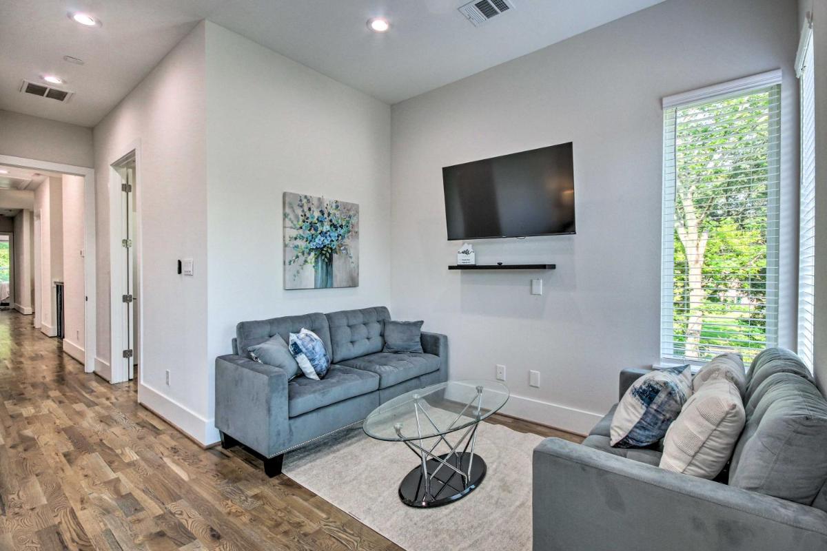 Modern Home with Yard 2 Mi to Downtown Houston! - Housity