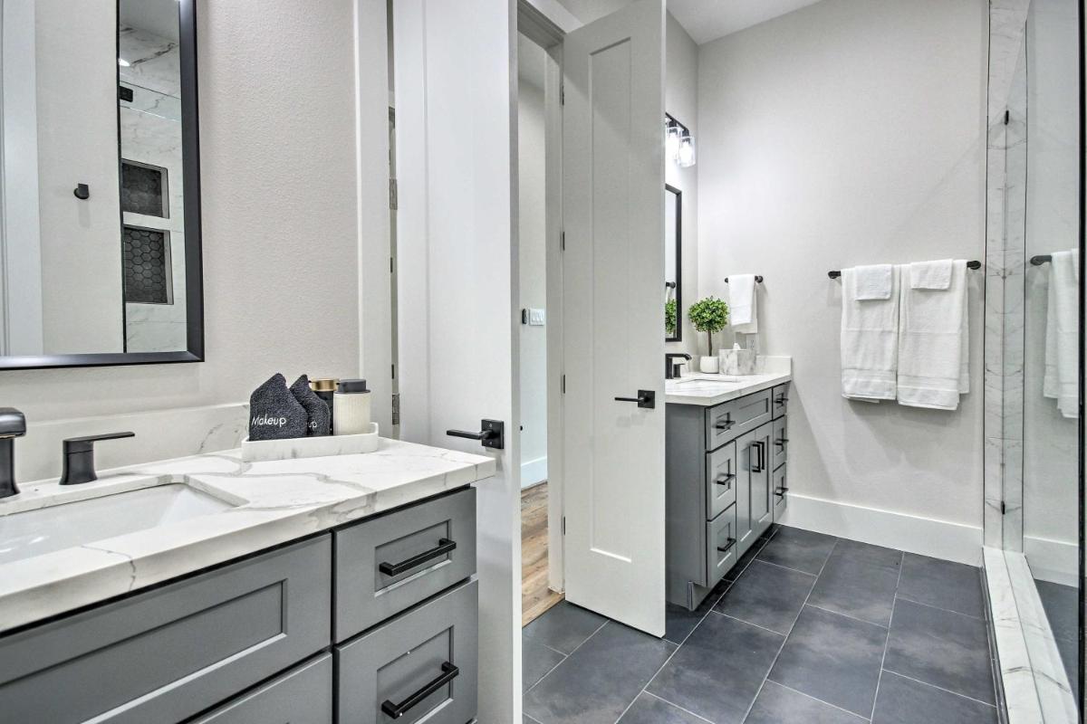 Modern Home with Yard 2 Mi to Downtown Houston! - Housity