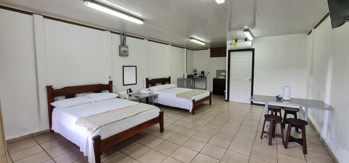 Sleep&Go! Cabina Cuadruple en Siquirres Centro - and rafting tour! - Housity