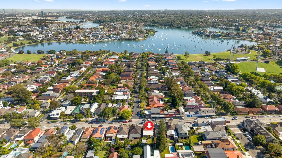 4 Bedroom house 500M to Drummoyne Bay Run - Housity