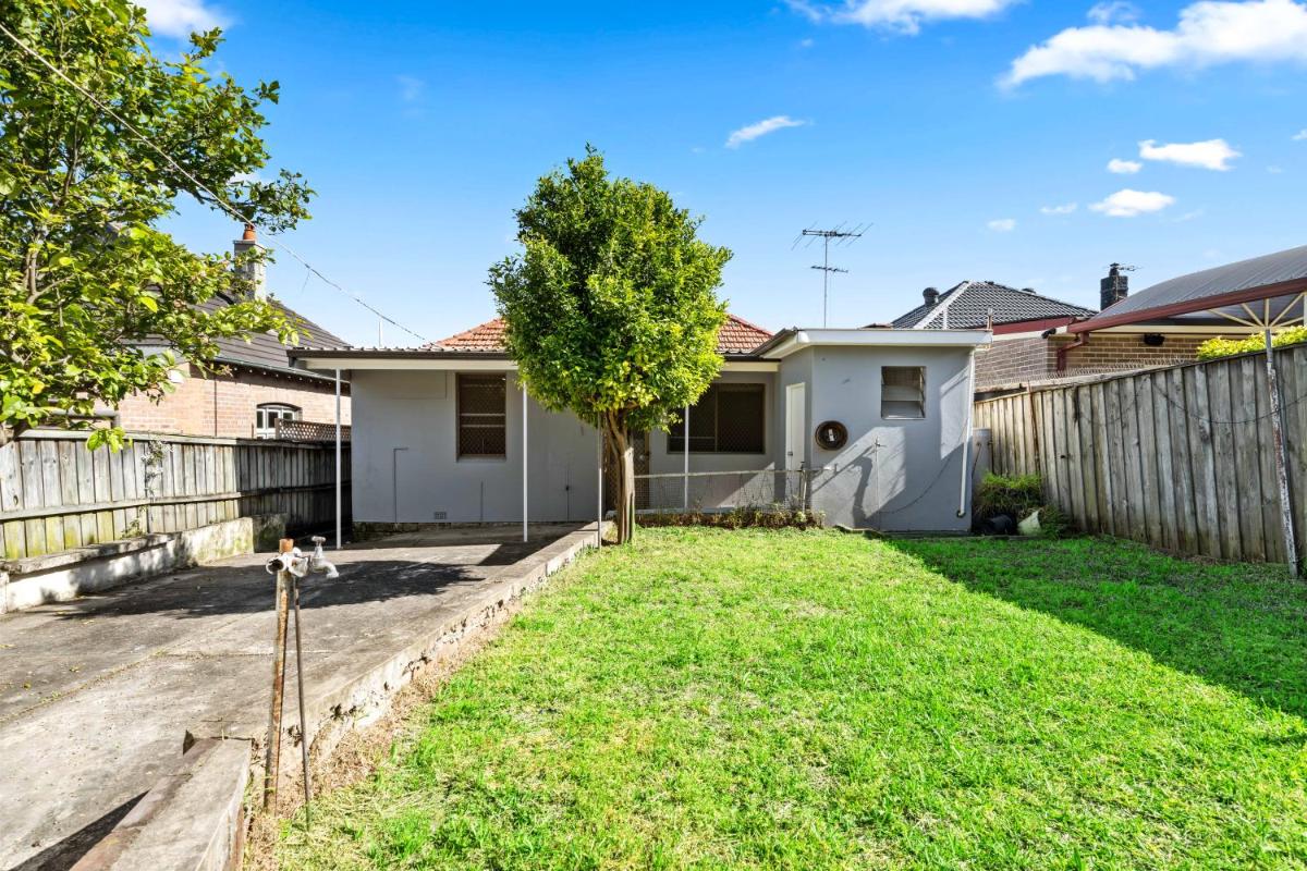 4 Bedroom house 500M to Drummoyne Bay Run - Housity
